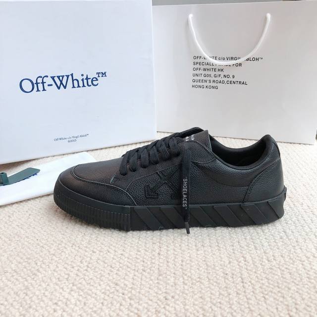 工厂价： Off White新品上新 情侣款 Off White新品上新 潮牌箭头斑马线大底，官网同步现货供应off White经典十字标撞色标志潮范十足，是经